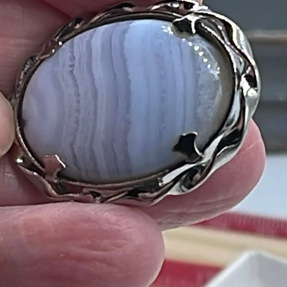 Vintage blue lace agate gemstone in a silvertone oval frame. - Picture 2 of 7
